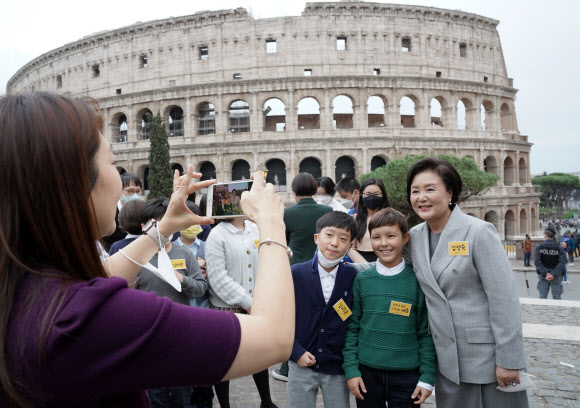 로마 한글학교 학생들과 기념촬영하는 김정숙 여사