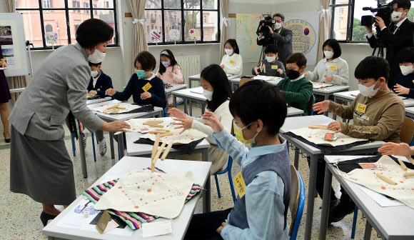 로마 한글학교 찾아 윷놀이 소개하는 김정숙 여사