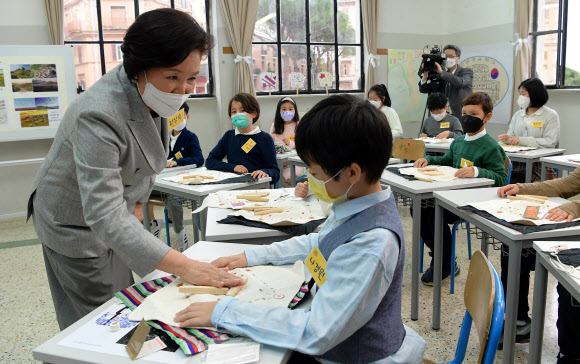 로마 한글학교 찾아 윷놀이 소개하는 김정숙 여사