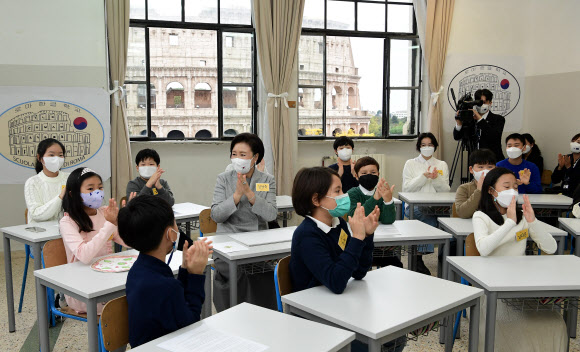 로마 한글학교 수업 참관하는 김정숙 여사