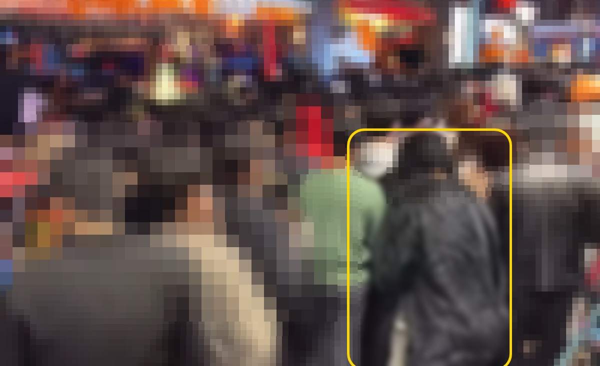 “고릴라 탈 쓴 남성, 핼러윈 이태원서 불법촬영” 논란  핼러윈 데이 서울 이태원 거리에서 남성(네모 안)이 앞에 가던 여성의 신체부위를 불법촬영했다는 의혹이 제기된 가운데 경찰이 신고를 접수해 사건을 검토하고 있다고 밝혔다. <br>온라인 커뮤니티 캡처