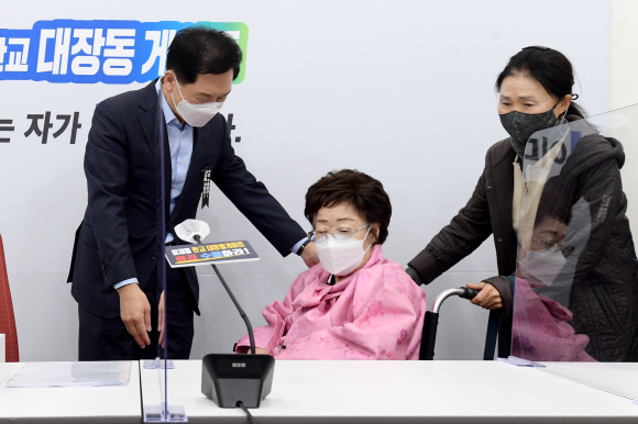 이용수 할머니(가운데)가 1일 오후 서울 여의도 국회를 찾아 김기현 국민의힘 원내대표와의 면담을 위해 자리로 이동하고 있다. 왼쪽은 김 원내대표.2021. 11. 1 오장환 기자 5zzang@seoul.co.kr