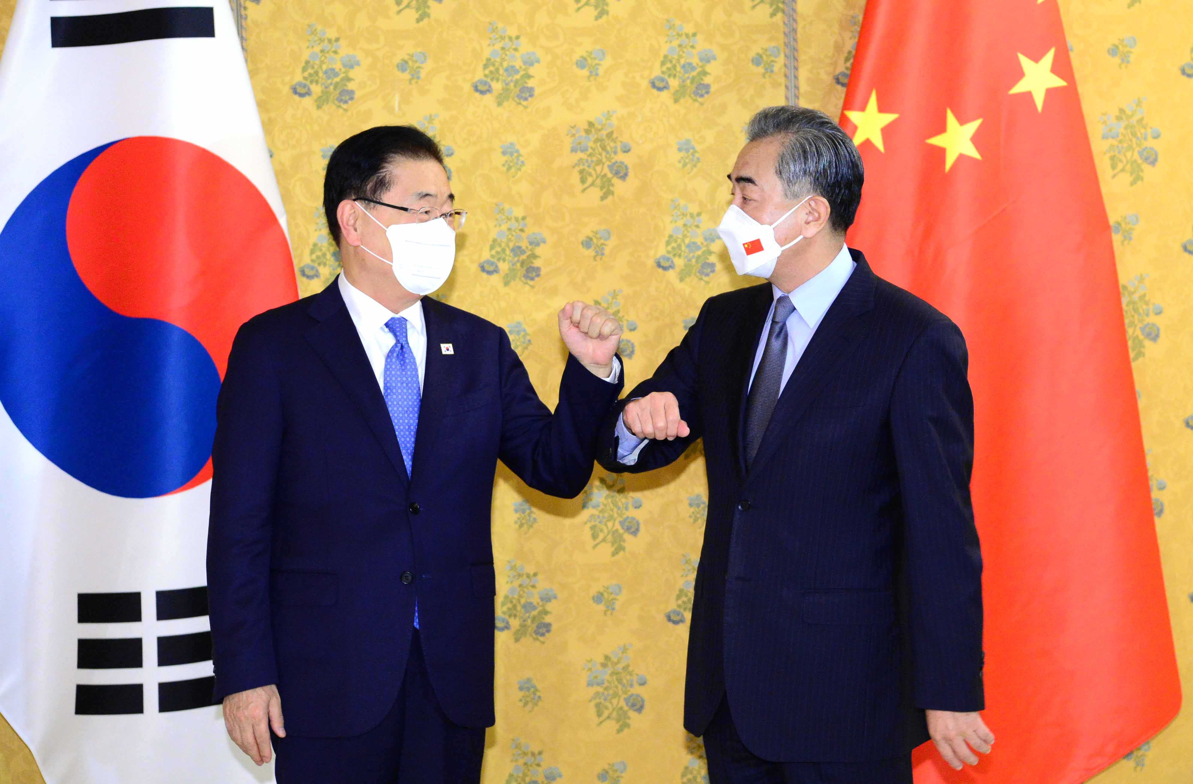 정의용 외교부 장관이 지난달 29일 이탈리아 로마에서 왕이 중국 국무위원 겸 외교부장과 팔꿈치 인사를 하고 있다. 외교부 제공