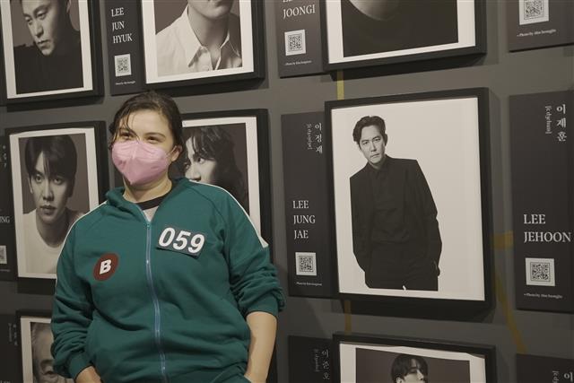 26일(현지시간) 뉴욕 한국문화원의 ‘한국 영화배우 200인 사진전’을 관람하는 한 미국인이 기념사진을 찍고 있는 모습. 한국관광공사 뉴욕지사 제공