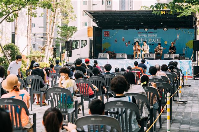 부산은행이 코로나 시대 맞춤형 문화행사로 진행하는 ‘베란다 콘서트’ 모습. 아파트 주민들로부터 호응을 얻고 있다. 부산은행 제공