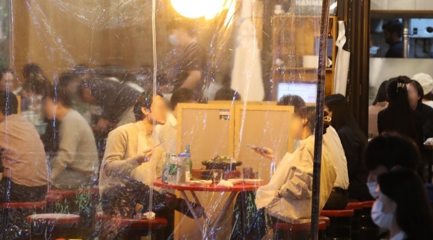 단계적 일상회복(위드 코로나) 1단계 시행 첫날인 1일 저녁 서울 송파구 방이동 한 음식점에서 시민들이 저녁시간을 즐기고 있다. 2021.11.1 연합뉴스