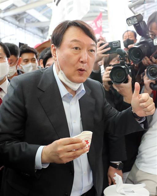 엄지 치켜세우는 윤석열