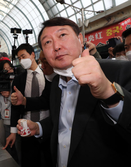 시장에서 음식 맛보는 윤석열