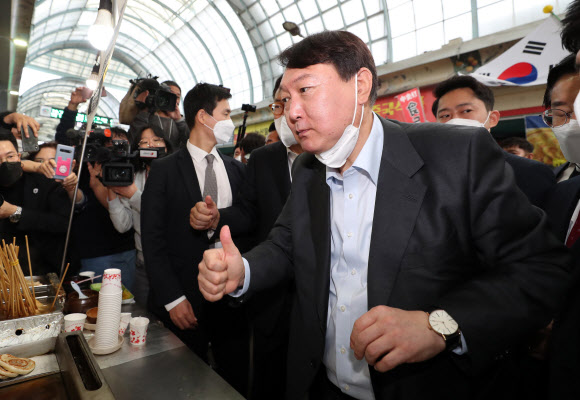 시장에서 음식 맛보는 윤석열