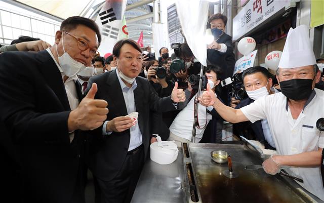 윤석열 ‘호떡 맛이 최고네요’