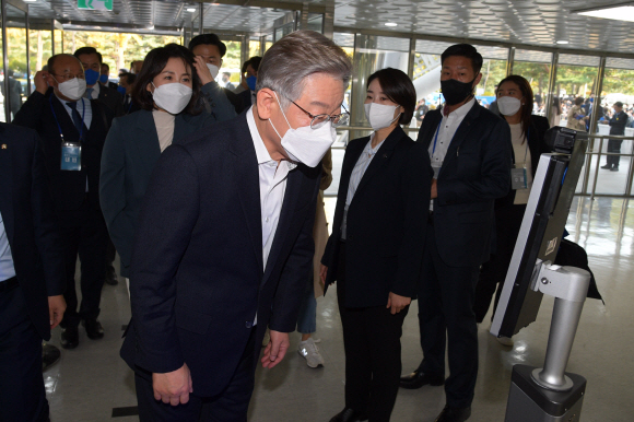 이재명 더불어민주당 대통령 후보와 부인 김혜경 씨가 2일 오후 서울 송파구 올림픽공원 체조경기장에서 열린 제20대 대통령선거 선거대책위원회 출범식에 참석하며 체온 측정을 하고 있다.2021. 11. 2 김명국 선임기자 daunso@seoul.co.kr