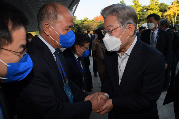 이재명 더불어민주당 대통령 후보와 민주당 이용우 의원이 2일 오후 서울 송파구 올림픽공원 체조경기장에서 제20대 대통령선거 선거대책위원회 출범식에 앞서 인사를 나누고 있다.2021. 11. 2 김명국 선임기자 daunso@seoul.co.kr