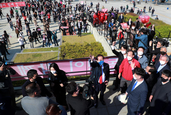 손 흔드는 홍준표