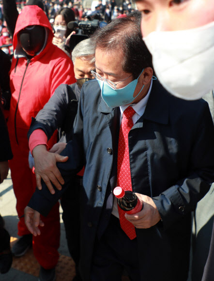 콜라 든 홍준표