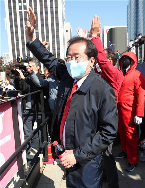 손 흔드는 홍준표