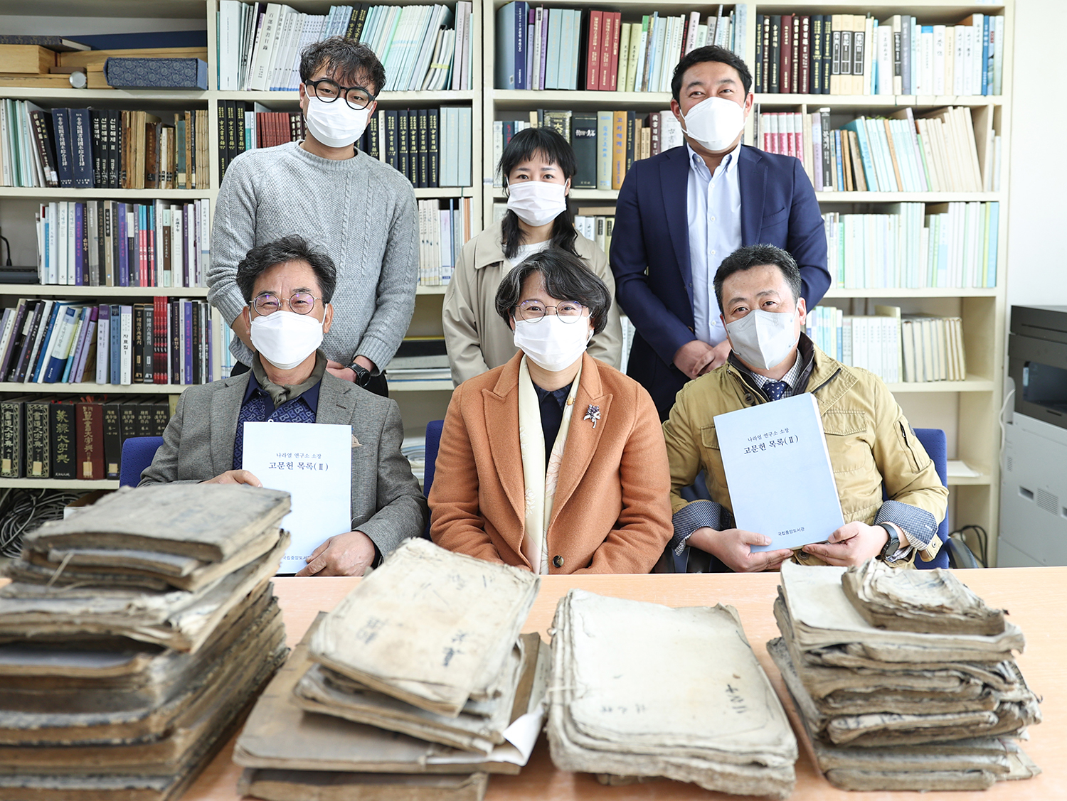 영남대학교 한자문화연구소 정은진 소장(아래 가운데)과 연구원들