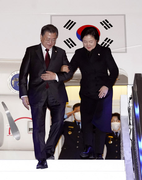 헝가리 도착한 문재인 대통령