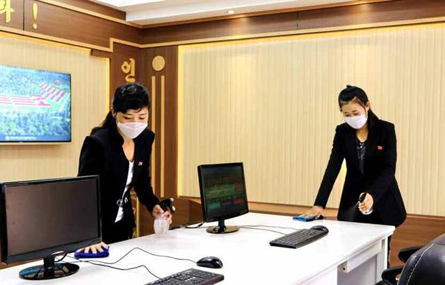 북한 노동당 기관지 노동신문은 3일 ‘각성 또 각성하여 비상방역전을 강도 높이’라는 제목의 기사를 싣고 신종 코로나바이러스 감염증(코로나19) 방역에 나선 신의주닭공장, 신천군 백석협동농장 등의 소식을 전했다. 공장 종업원들이 내부 시설을 소독하고 있다.  평양 노동신문 뉴스1