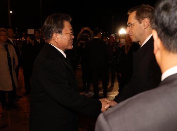 헝가리 부총리와 인사하는 문재인 대통령