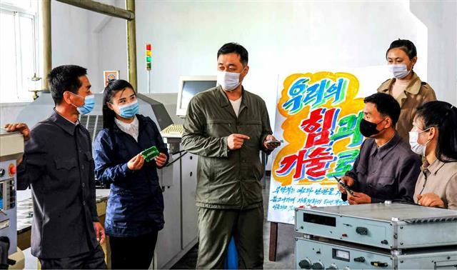 북한 노동당 기관지 노동신문은 3일 “대중의 힘은 무궁무진하며 만사 해결의 기본열쇠는 대중의 정신력 발동”이라며 사상무장을 독려했다. 사진은 평양통신기계공장.  평양 노동신문 뉴스1