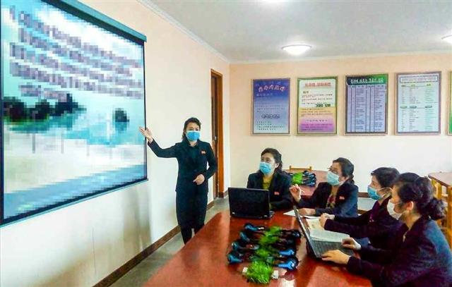 북한 노동당 기관지 노동신문은 3일 “교육발전을 위한 전망목표 수행에 박차를 가하자”라고 촉구했다. 신문은 “교수경험토론회를 정상적으로 진행하고 있다”면서 중구역 창광고급중학교 사진을 실었다.  평양 노동신문 뉴스1