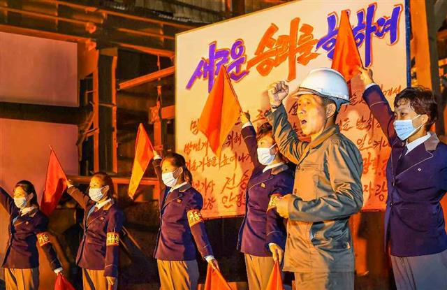 북한 노동당 기관지 노동신문은 3일 부령합금철공장 사진을 싣고 “당 대회 결정 관철로 적극 고무추동하고 있다”라고 보도했다.  평양 노동신문 뉴스1