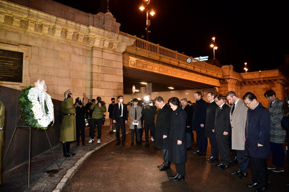 다뉴브강 유람선 사고 희생자 추모하는 문재인 대통령