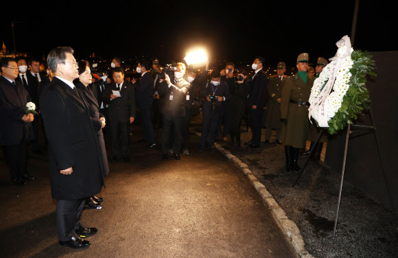 다뉴브강 유람선 사고 희생자 추모하는 문재인 대통령