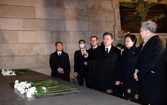다뉴브강 유람선 사고 추모 공간 방문한 문재인 대통령