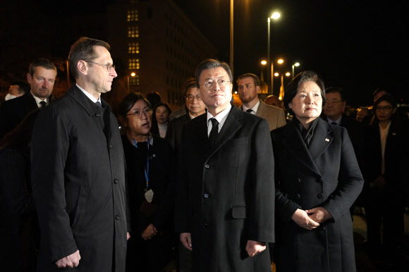 헝가리 부총리 설명듣는 문재인 대통령