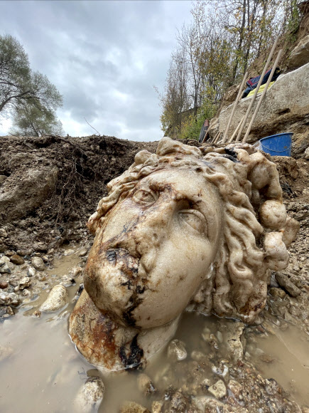 두물루프나르 대학 발굴팀이 지난달 31일(현지시각) 터키 서부 아이노자이의 그리스·로마 유적지에서 발견한 ‘술의 신’ 디오니소스 조각상. 2021.11.3  연합뉴스