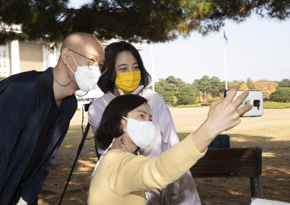 류호정 정의당 의원(오른쪽)이 3일 국회 의원회관 앞에서 열린 타투 오픈베타서비스 행사에서 기념촬영을 하고 있다.2021. 11. 3  김명국 선임기자 daunso@seoul.co.kr