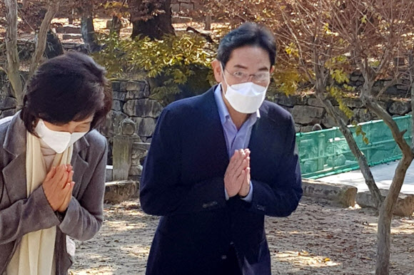이재용 삼성전자 부회장과 모친 홍라희 전 리움미술관장이 2일 오전 경남 양산 통도사를 방문해 합장하고 있다. 2021.11.3  연합뉴스