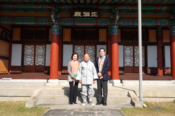 이재용 삼성전자 부회장(오른쪽)과 모친 홍라희 전 리움미술관장(왼쪽)이 2일 오전 경남 양산 통도사를 방문해 방장스님과 촬영하고 있다.      이 부회장과 홍 전 관장은 삼성전자 창립 52주년 기념일이었던 전날에는 합천 해인사를 찾았다. 이번 해인사·통도사 방문은 고(故) 이건희 회장의 1주기를 추모하기 위한 것으로 보인다. 2021.11.3  연합뉴스