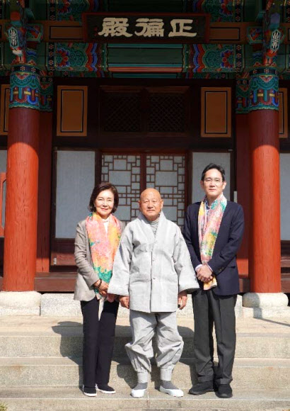 이재용 삼성전자 부회장(오른쪽)과 모친 홍라희 전 리움미술관장(왼쪽)이 2일 오전 경남 양산 통도사를 방문해 방장스님과 촬영하고 있다.      이 부회장과 홍 전 관장은 삼성전자 창립 52주년 기념일이었던 전날에는 합천 해인사를 찾았다. 이번 해인사·통도사 방문은 고(故) 이건희 회장의 1주기를 추모하기 위한 것으로 보인다. 2021.11.3  연합뉴스