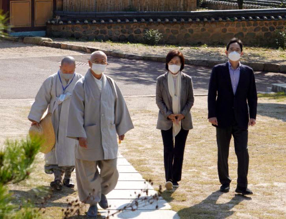 이재용 삼성전자 부회장(맨 오른쪽)과 모친 홍라희 전 리움미술관장(오른쪽 두 번째)이 2일 오전 경남 양산 통도사를 방문해 주지 스님과 이동하고 있다.      이 부회장과 홍 전 관장은 삼성전자 창립 52주년 기념일이었던 전날에는 합천 해인사를 찾았다. 이번 해인사·통도사 방문은 고(故) 이건희 회장의 1주기를 추모하기 위한 것으로 보인다. 2021.11.3  연합뉴스