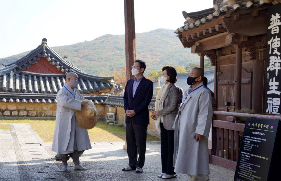 이재용 삼성전자 부회장(맨 오른쪽)과 모친 홍라희 전 리움미술관장(오른쪽 두 번째)이 2일 오전 경남 양산 통도사를 방문해 경내를 참배하고 있다. 이 부회장과 홍 전 관장은 삼성전자 창립 52주년 기념일이었던 전날에는 합천 해인사를 찾았다. 이번 해인사·통도사 방문은 고(故) 이건희 회장의 1주기를 추모하기 위한 것으로 보인다. 2021.11.3  연합뉴스