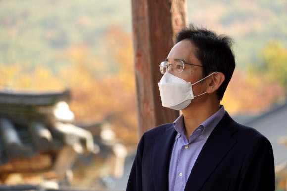 이재용 삼성전자 부회장이 2일 경남 양산의 통도사를 모친 홍라희 전 리움미술관장과 함께 찾았다. 2021.11.3 조계종 제공