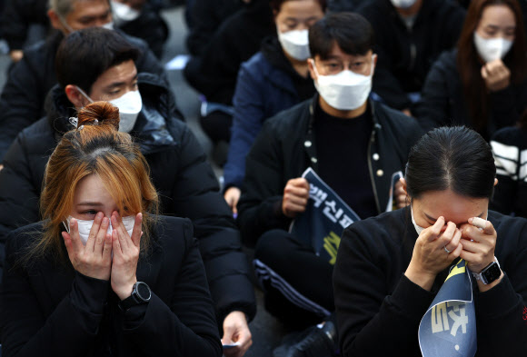 3일 여의도 더불어민주당사 앞에서 실내체육시설을 운영하는 업주들이 ‘백신패스’ 즉각 철회를 주장하며 집회를 하고 있다.  헬스장 등 실내체육시설 업주들은 백신을 접종한 사람만 시설을 이용할 수 있어 미접종자들의 환불 요구가 이어진다고 불만을 호소했다. 2021.11.3  연합뉴스