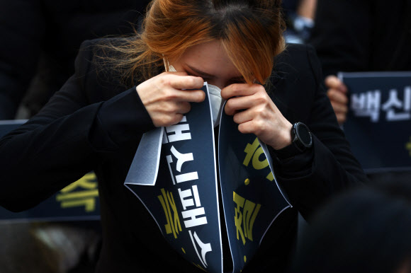 3일 여의도 더불어민주당사 앞에서 실내체육시설을 운영하는 업주들이 ‘백신패스’ 즉각 철회를 주장하며 집회를 하고 있다.  헬스장 등 실내체육시설 업주들은 백신을 접종한 사람만 시설을 이용할 수 있어 미접종자들의 환불 요구가 이어진다고 불만을 호소했다. 2021.11.3  연합뉴스