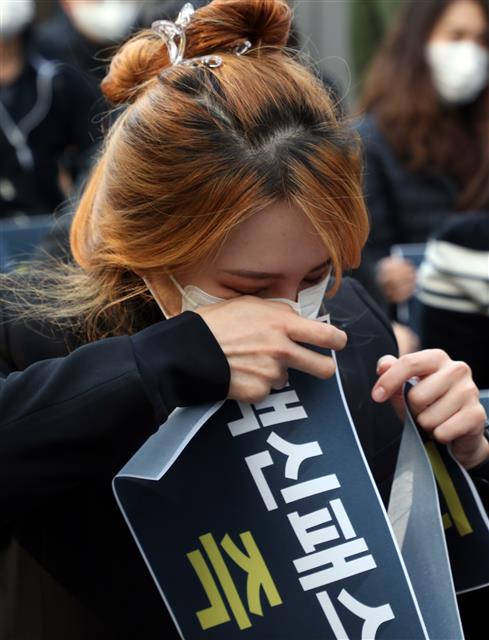 대한실내체육시설 총연합회 한 회원이 3일 서울 여의도 더불어민주당 당사앞에서 실내체육시설 백신패스 반대 집회에서 눈물을 훔치고 있다. 2021.11.3 뉴스1