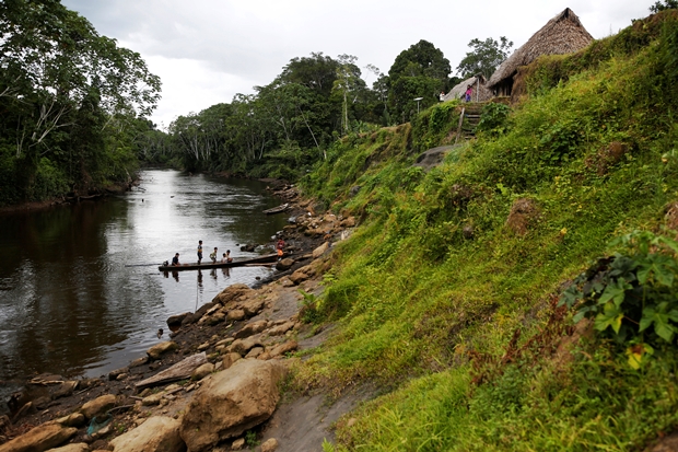 페루 보건당국 관계자와 국제적십자사 회원들은 3일 동안 배를 타고 아마존강 유역을 거슬러 망구알 마을에 도착했다./사진=로이터 연합뉴스