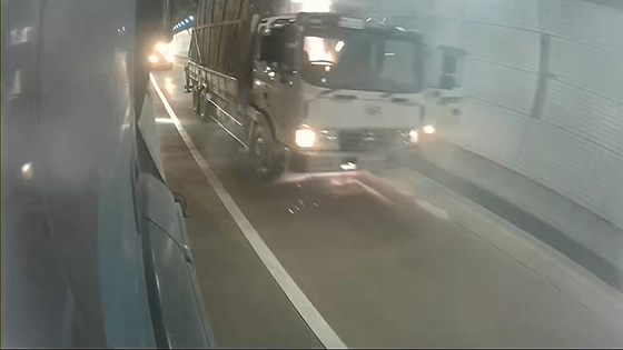 3일 오후 3시쯤 경기도 성남시 상적동 분당내곡간고속화도로 내곡터널에서 서울 방향으로 주행 중인 5톤 화물트럭에서 불이 나는 사고가 발생했다. [사진=독자 제공]