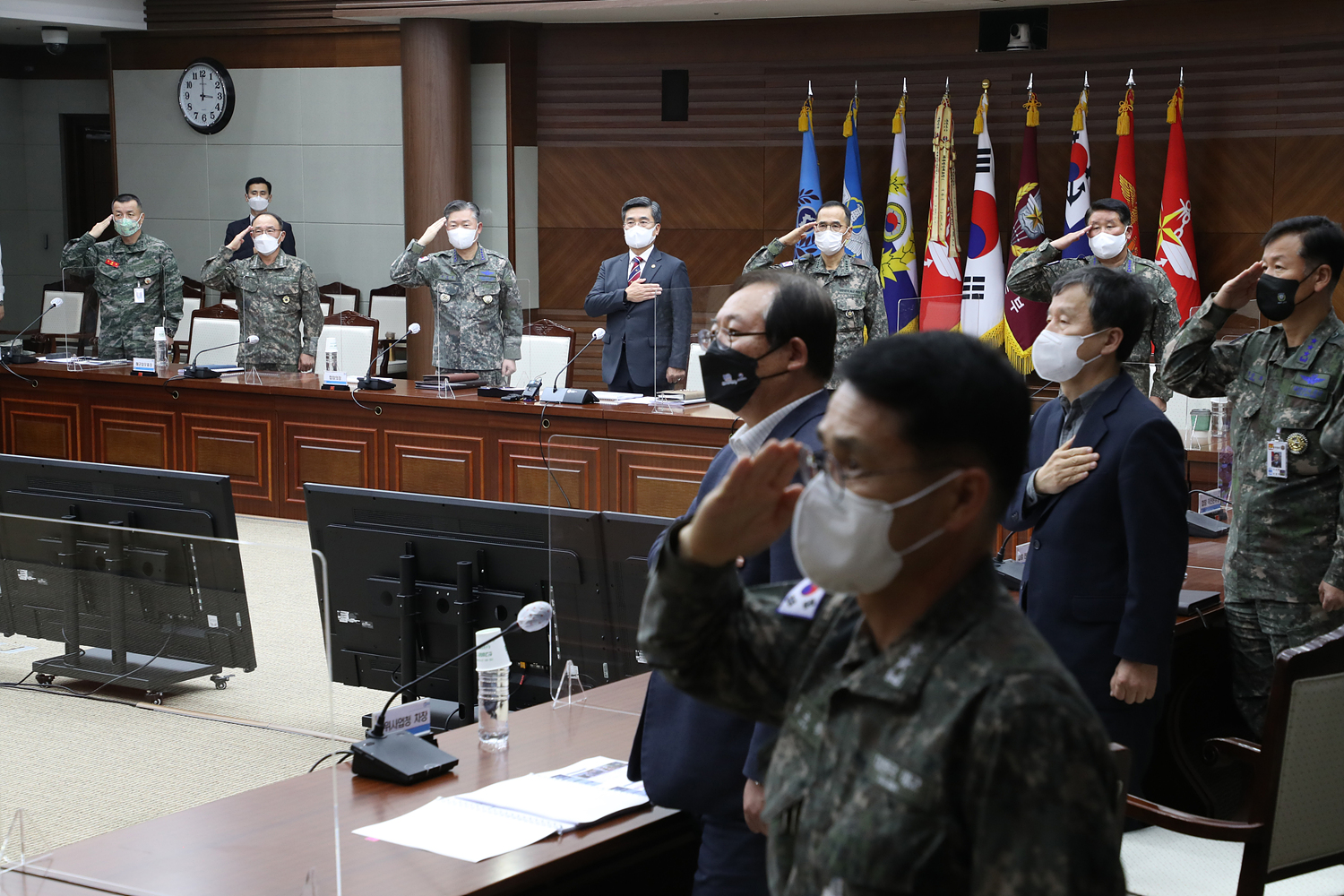 서욱(왼쪽 네번째) 국방부 장관이 3일 국방부 청사에서 열린 ‘국방우주력발전 추진 평가회의’에 앞서 국민의례를 하고 있다. 국방일보 제공