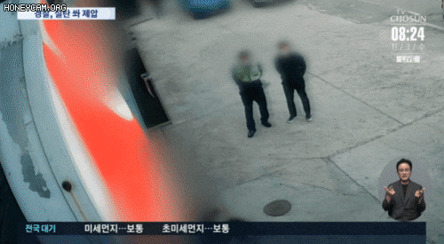 경기 양평군 주택가에서 흉기를 든 남성이 테이저건을 맞고도 경찰에게 달려들듯 위협하고 있다. TV조선 영상 캡처