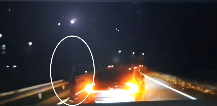 고속도로 입구로 비틀비틀 걷고 있는 남성의 모습이 블랙박스에 찍혔다. 제보자 제공.