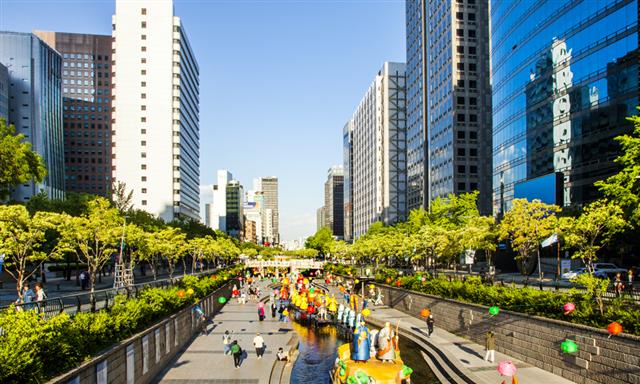 프랑스 파리를 관통해 지나가는 센강 같은 천연하천은 물론 서울의 청계천 같은 인공하천을 도시에 조성하면 주변 온도를 3~6도가량 낮출 수 있다. 서울시 제공