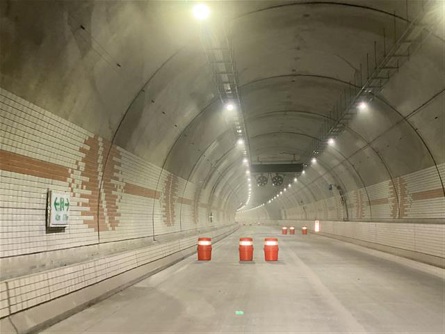 막바지 작업이 한창인 보령해저터널 내부. 현대건설 관계자는 “우리 기술력이면 한일이나 한중 해저터널도 충분히 가능하다”고 했다. <br>현대건설 제공