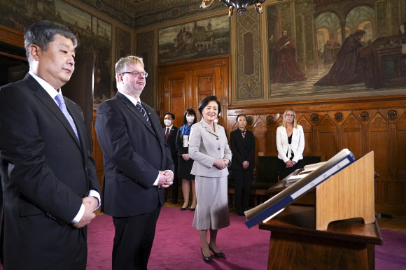 헝가리 국립국가기록원 방문한 김정숙 여사