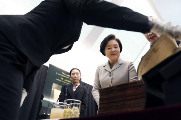 기록물 복원 시연 보는 김정숙 여사